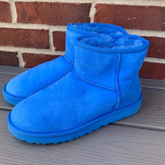 UGG Classic Mini Shearling Lined Boots - Picture 3 of 11